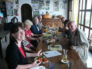 Insel Ischia. Wandergruppe beim Restaurant