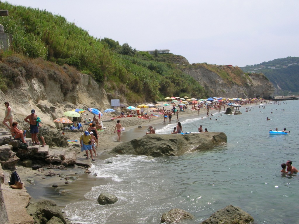 Forio d'Ischia. Blick auf Küstenabschnitt Strand Cava dell'Isola